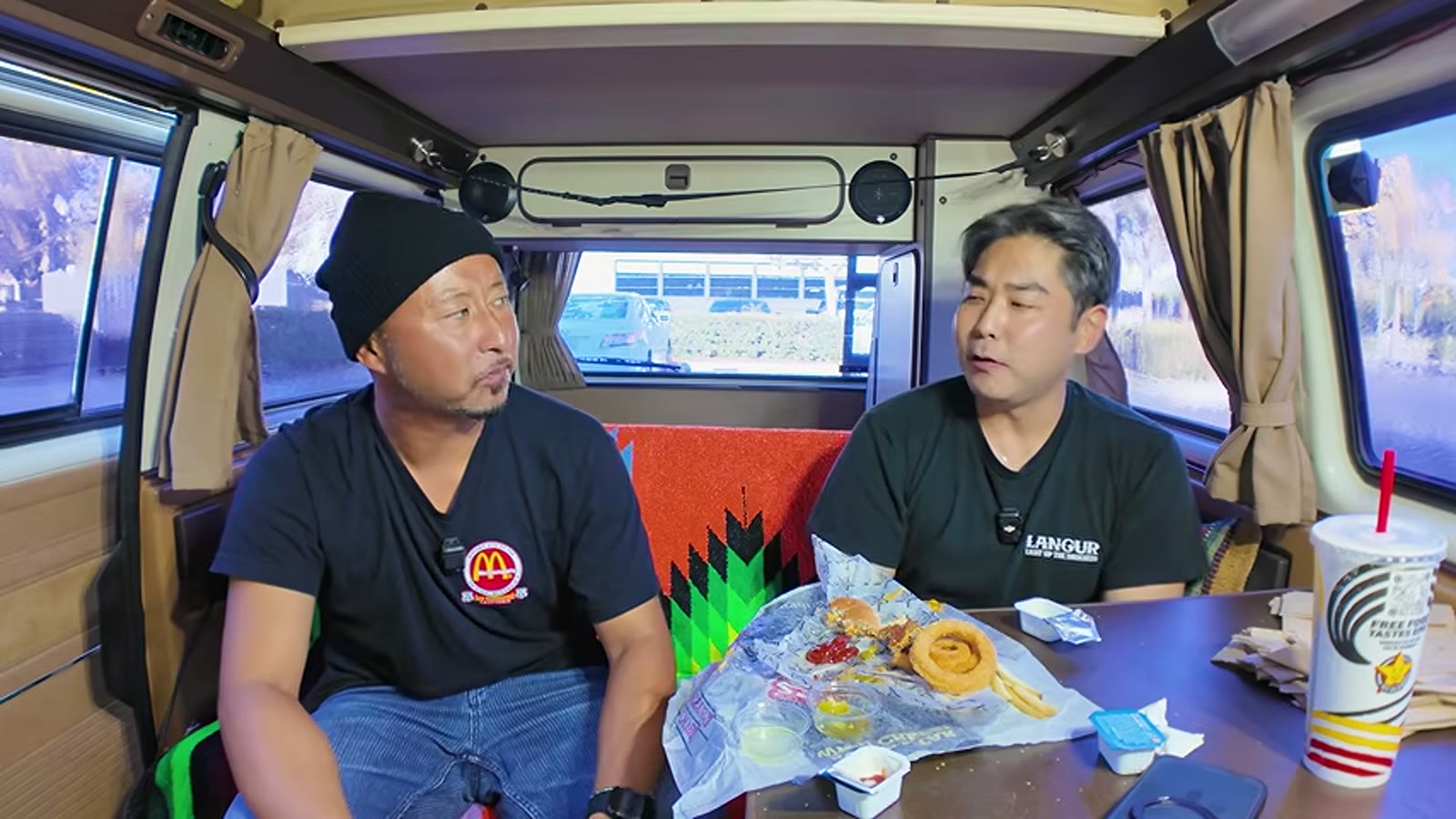 ハラペーニョをバーガーにトッピングする様子