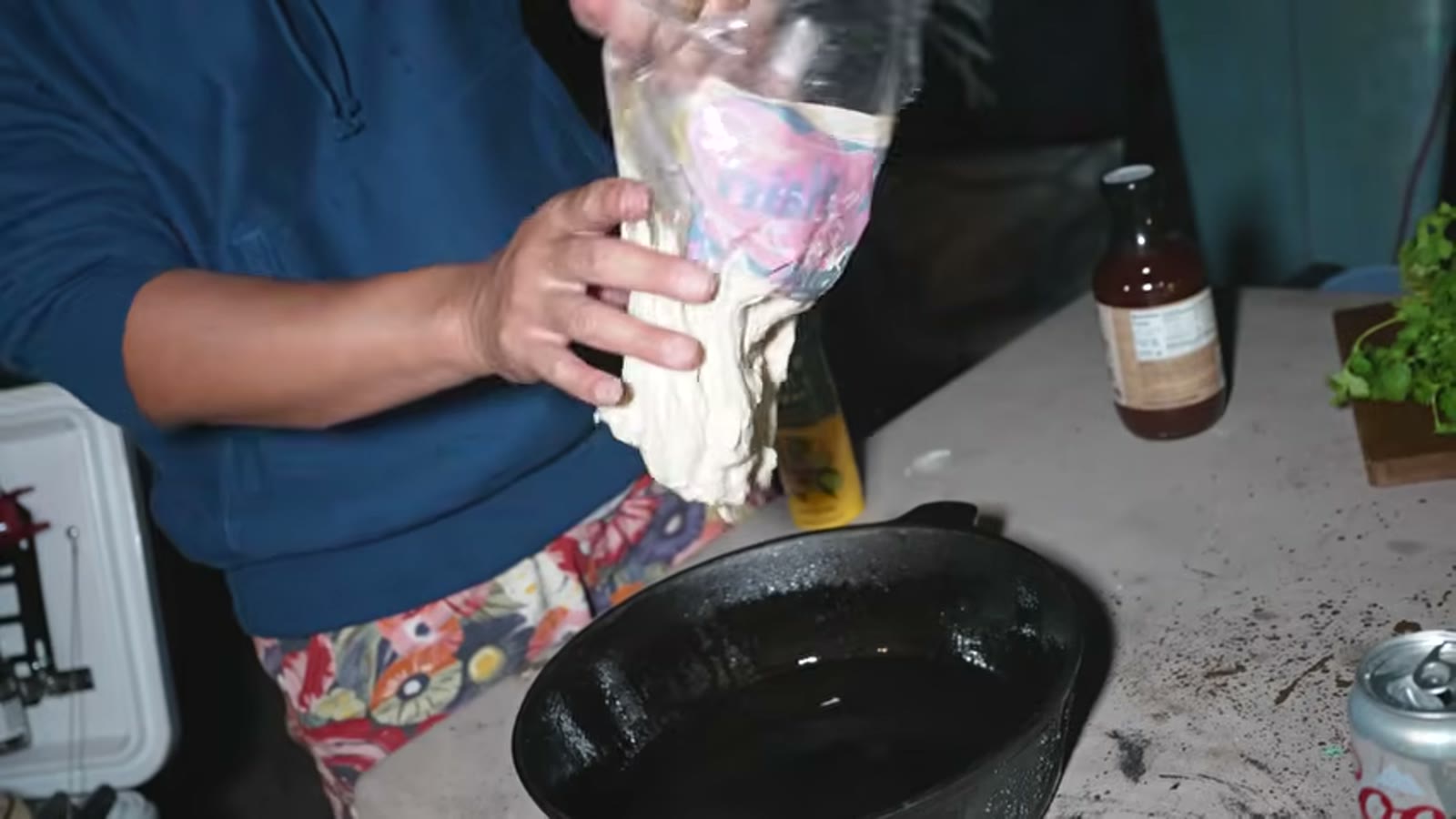 スキレットにオリーブオイルを塗る