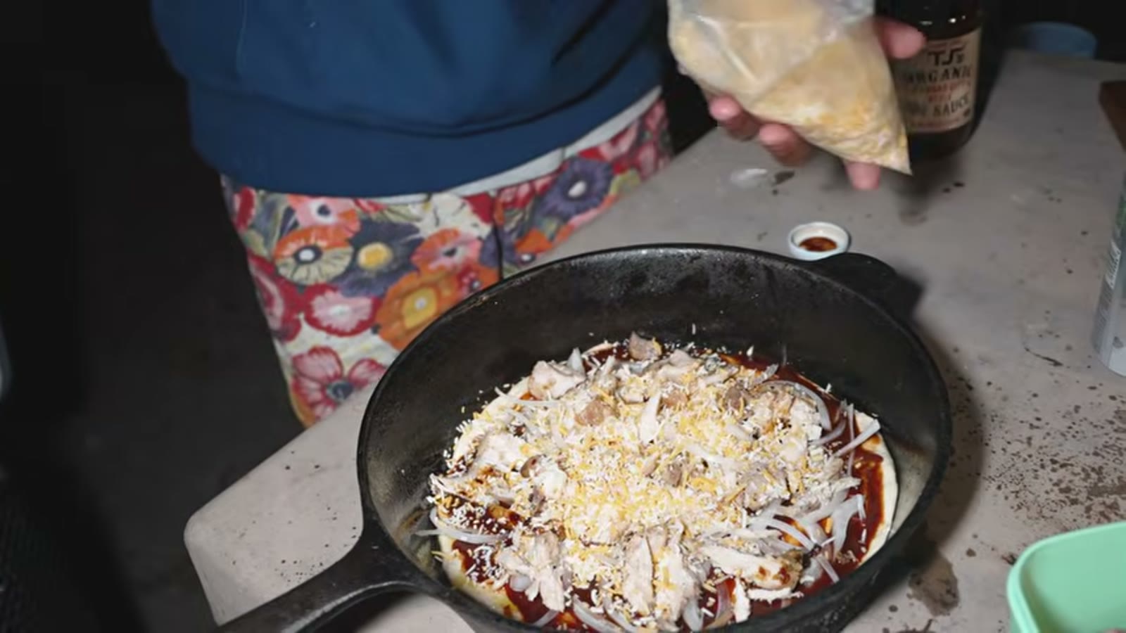 生地にBBQソースをかける瞬間