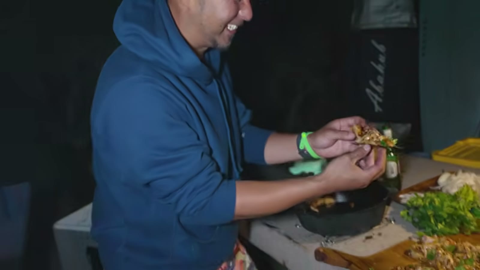 焼き上がったピザを開ける瞬間の顔