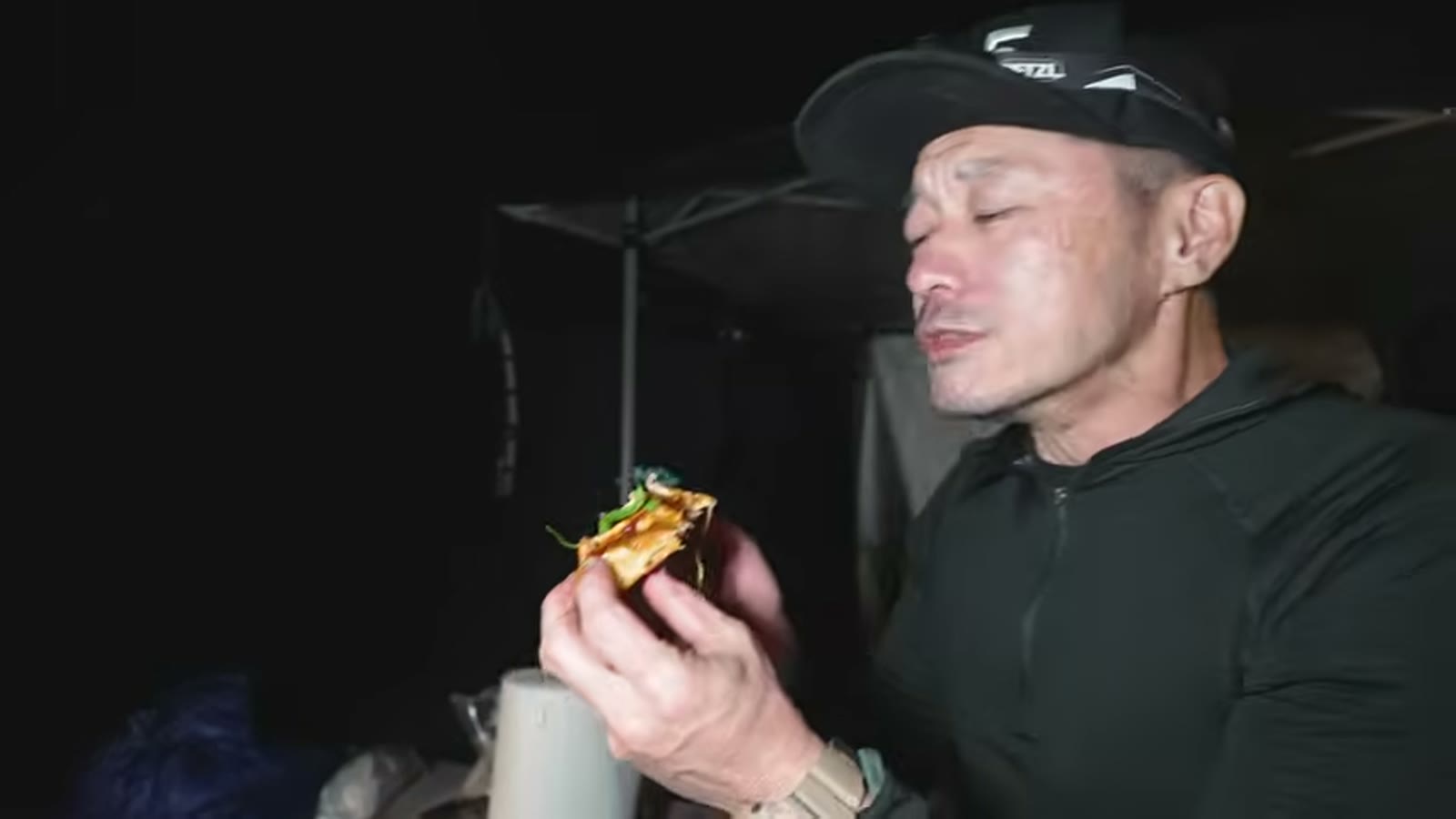 仕上げにパクチーをトッピングする