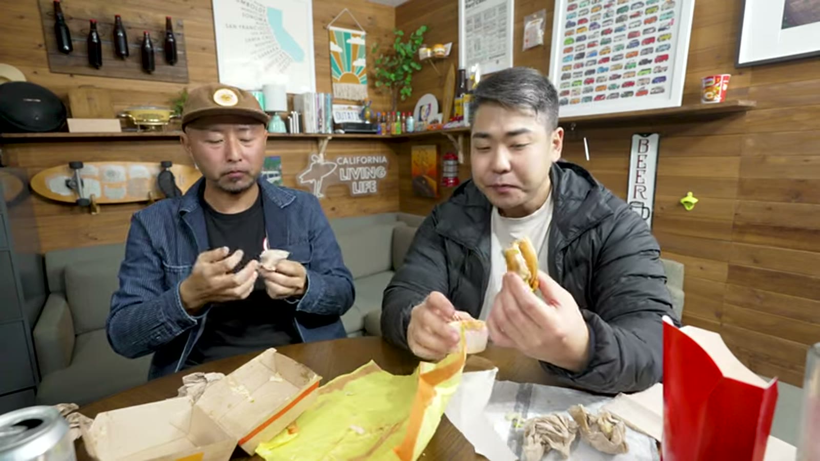 本物のビッグマックと並べて食べ比べる様子