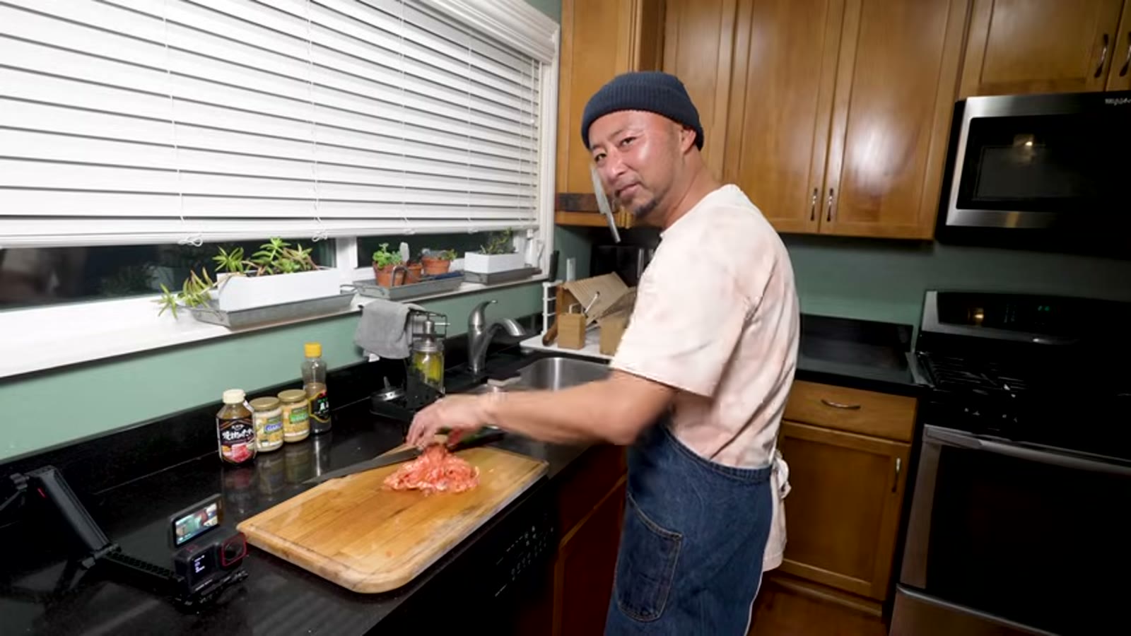 焼肉のタレとごま油を混ぜ合わせる様子