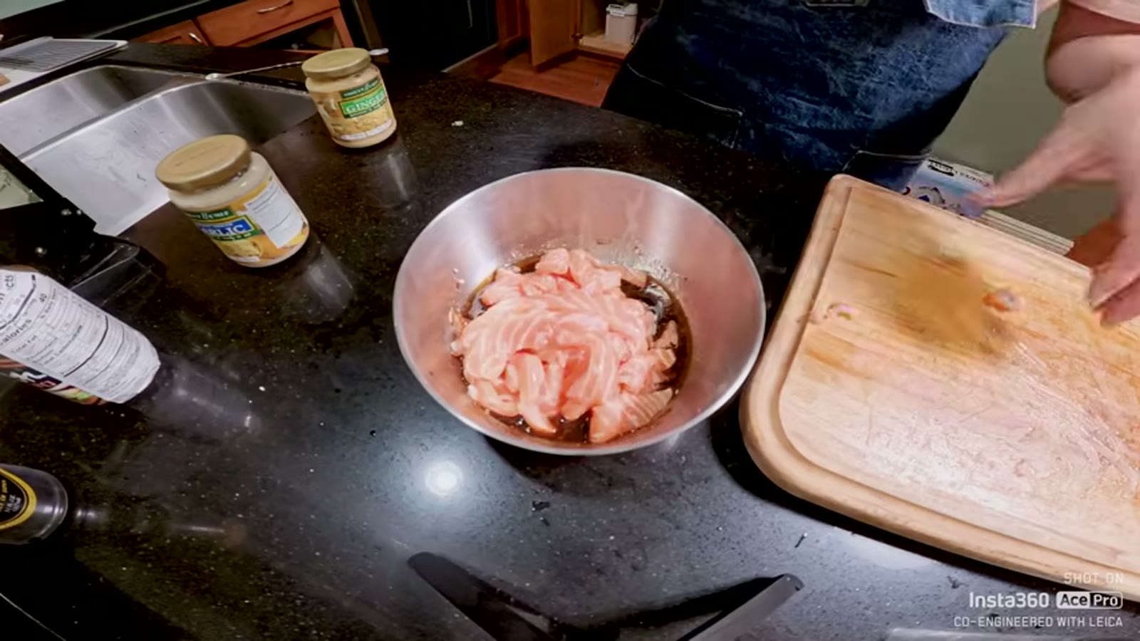 卵の殻にお湯をかけて消毒するシーン