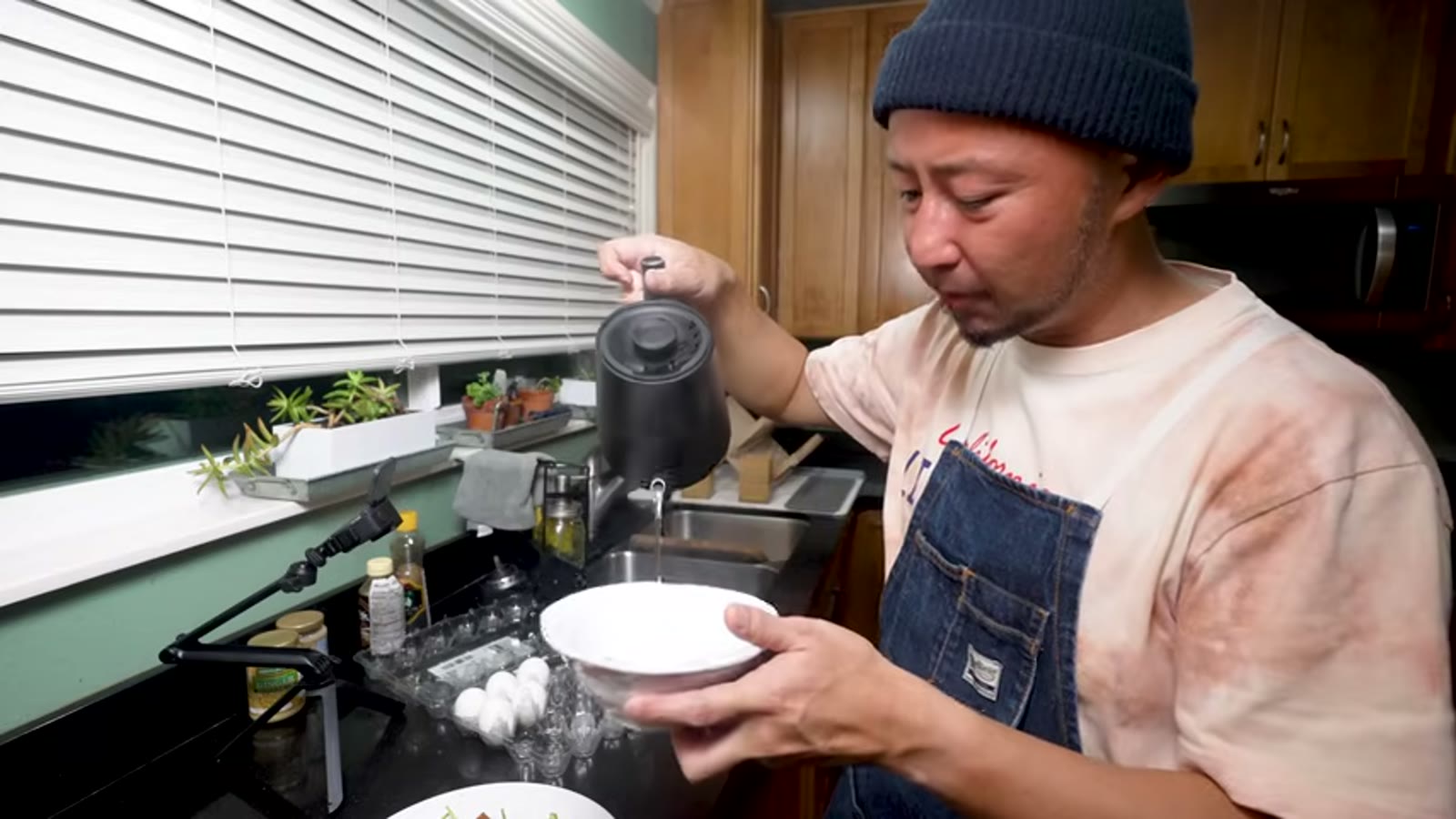 完成した麻薬サーモンユッケの盛り付け