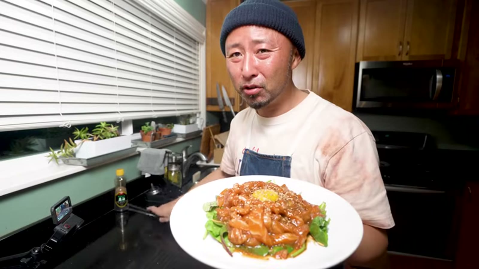 完成した料理に卵を割って乗せる瞬間
