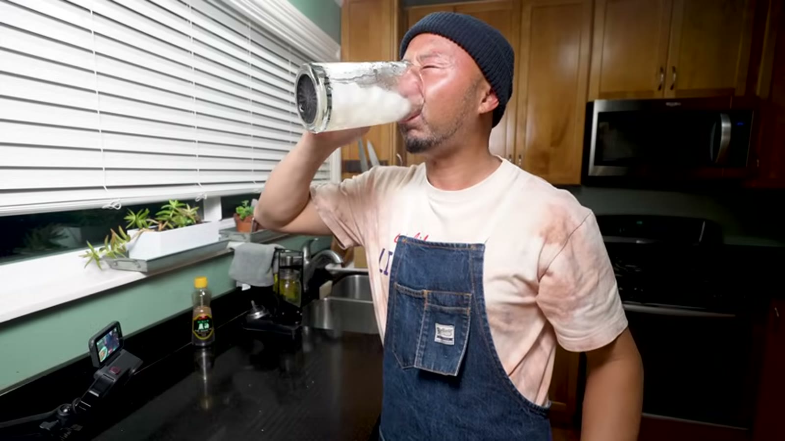 実際に食べてみて感想を話している様子