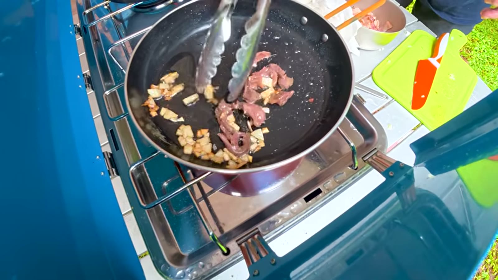 ベーコンがいい焼き色に仕上がった瞬間
